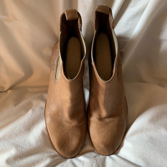 Frye 'Anna' genuine leather Chelsea style ankle boot - Picture 2 of 10